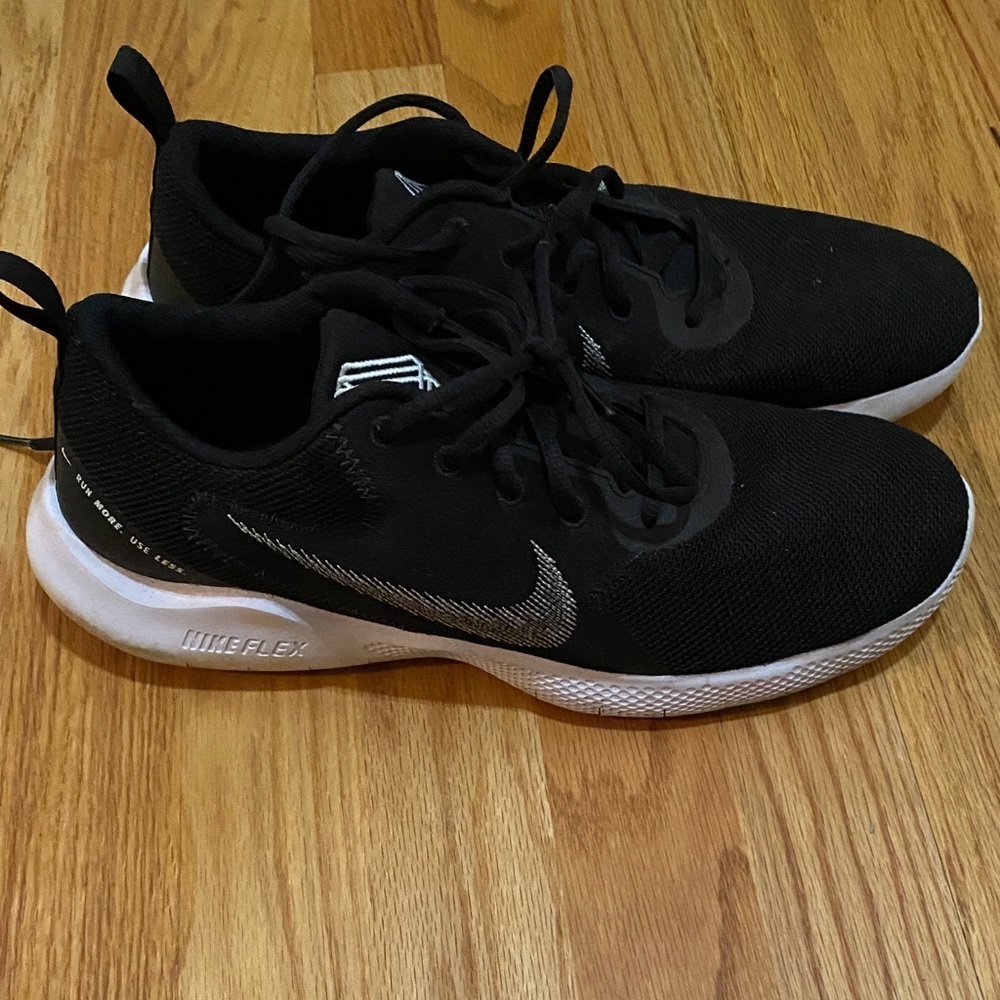 Nike men’s Black and White Flex Sneakers